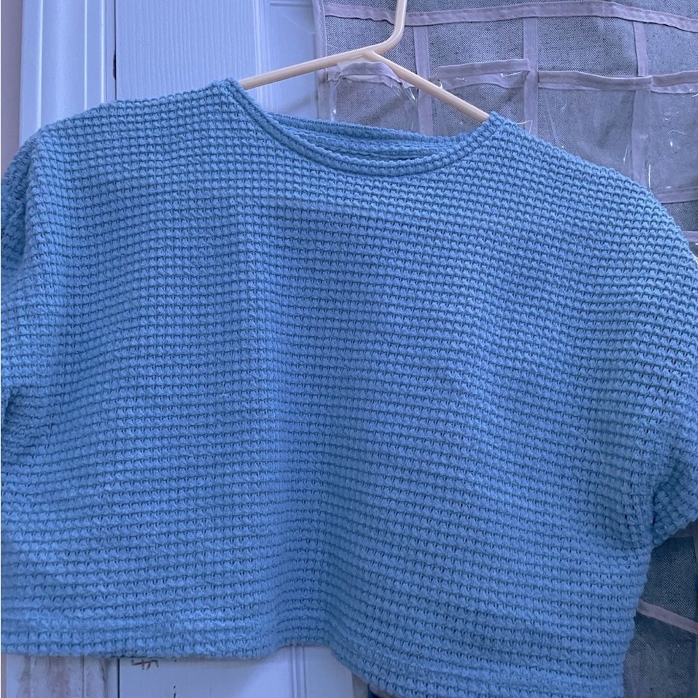 Blue ‘popcorn’ textured crop top women’s size 4-6 (S)